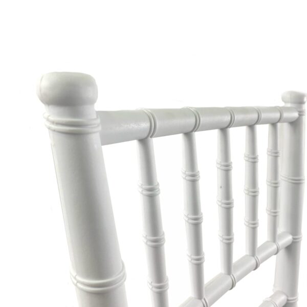 Detalle del respaldo de una silla Chiavari blanca, destacando su diseño elegante y estructura tubular.